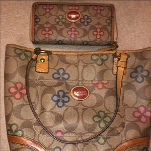 ❌SOLD❌Coach purse/wallet combo. EUC.